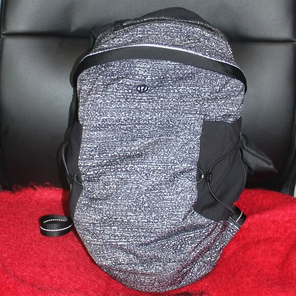 Lululemon Run All Day Backpack II 13L Denim Twill Print Ice Grey/Black - Picture 3 of 7